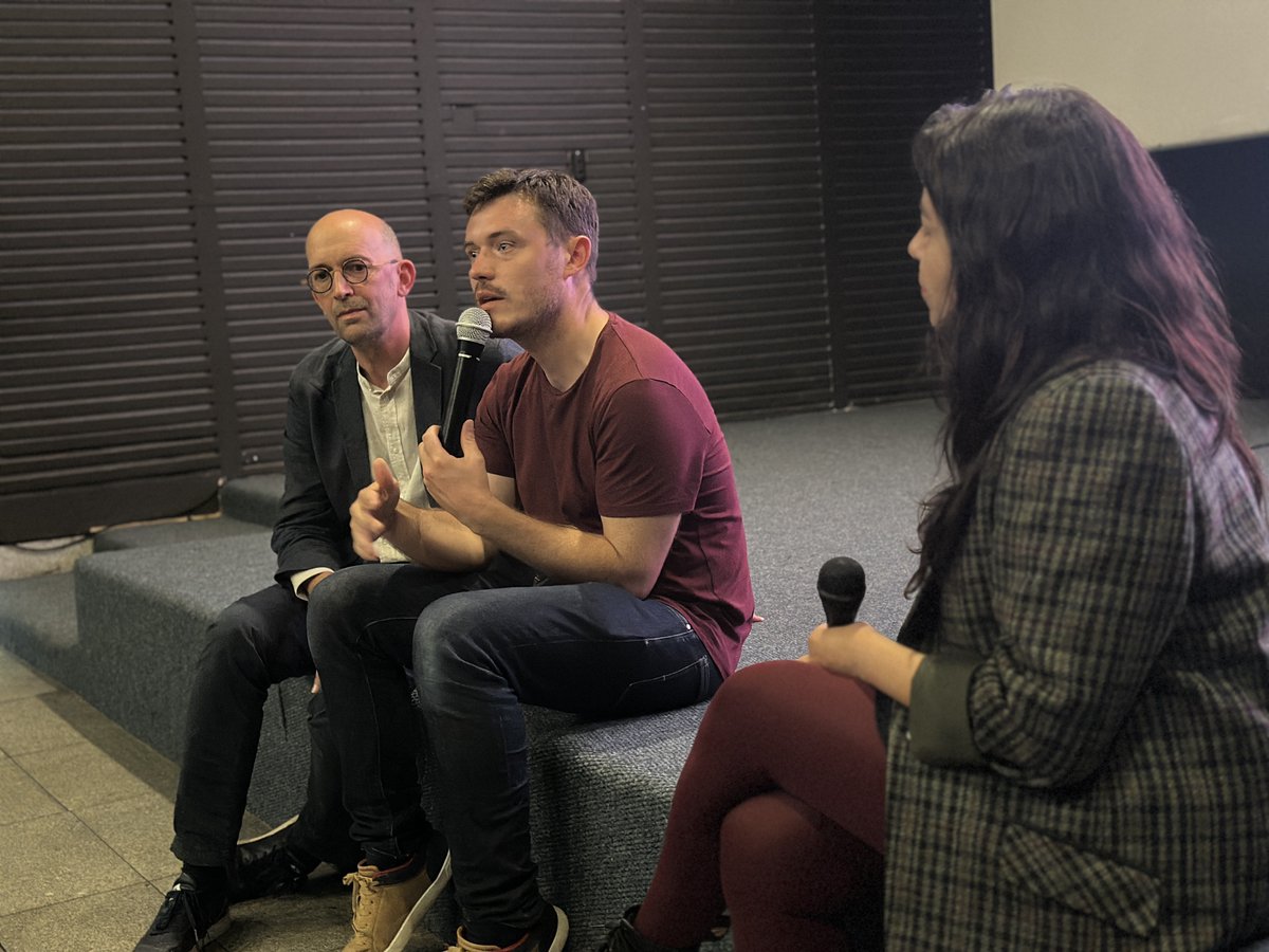 FUNCIONES ESPECIALES 🎞️ Así vivimos la función especial de “Revoir L’ambassade, Chili 1973”, un documental que cuenta la historia de los chilenos que buscaron refugio en la embajada de Francia y que, años después, se reúnen en un acto colectivo.