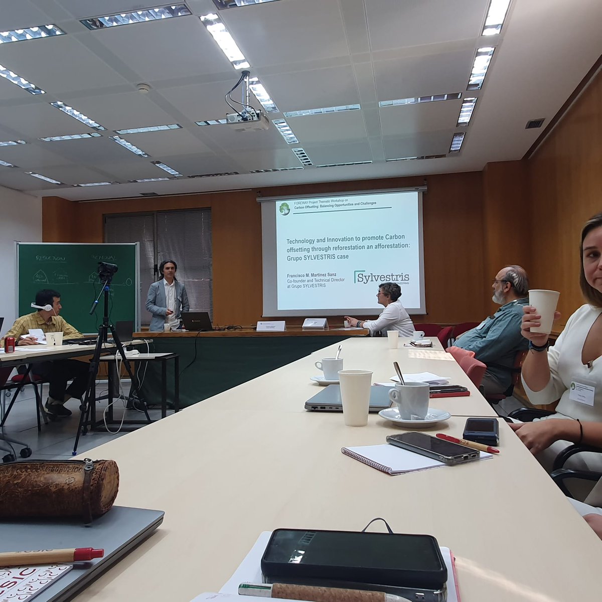 GrupoSylvestris's tweet image. Hoy @FranSylvestris ha participado en "FOREWAY Project Thematic Workshop on "#CarbonOffsetting: Balancing Opportunities and Challenges” @IPP_CSIC organizado dentro del proyecto #FOREWAY por la investigadora @PaolaOvando74 en el @CCHS_CSIC

#SembramosO2 #CompensamosCO2