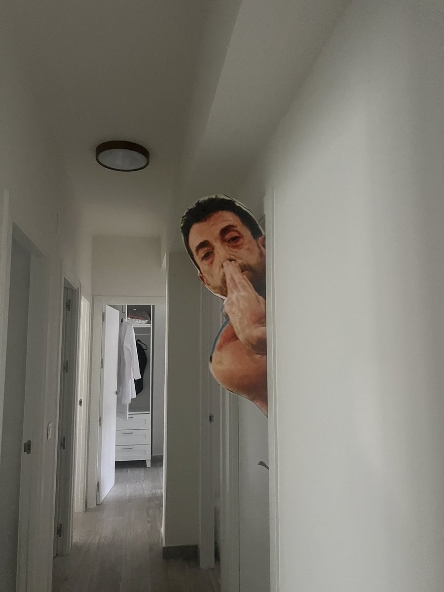 últimamente nuestro humor de basa en esconder a nuestro pablo motos en las habitaciones. Hoy he entrado en mi piso y me he encontrado esto saliendo de mi cuarto