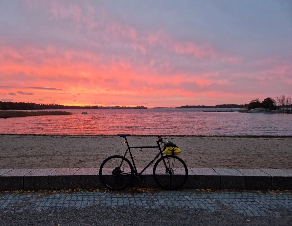 Vielä se työmatkalla vähän pilkistää. Onneks kohta on pimeetä.