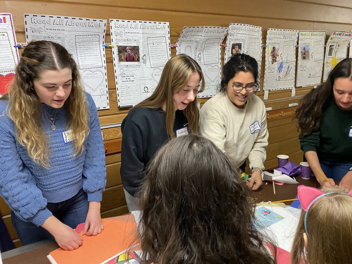 uocmis's tweet photo. On Friday, October 18th, some of the CMiS Outreach crew (Alex, Nora, Annabelle, Addison, and Malvika) had a lot of fun hosting a "Windmill Workshop" at the Adams Elementary STEM Night and introducing students to energy transfer using jello optic fibers and paper windmills. https://t.co/JD2HyOCHTF