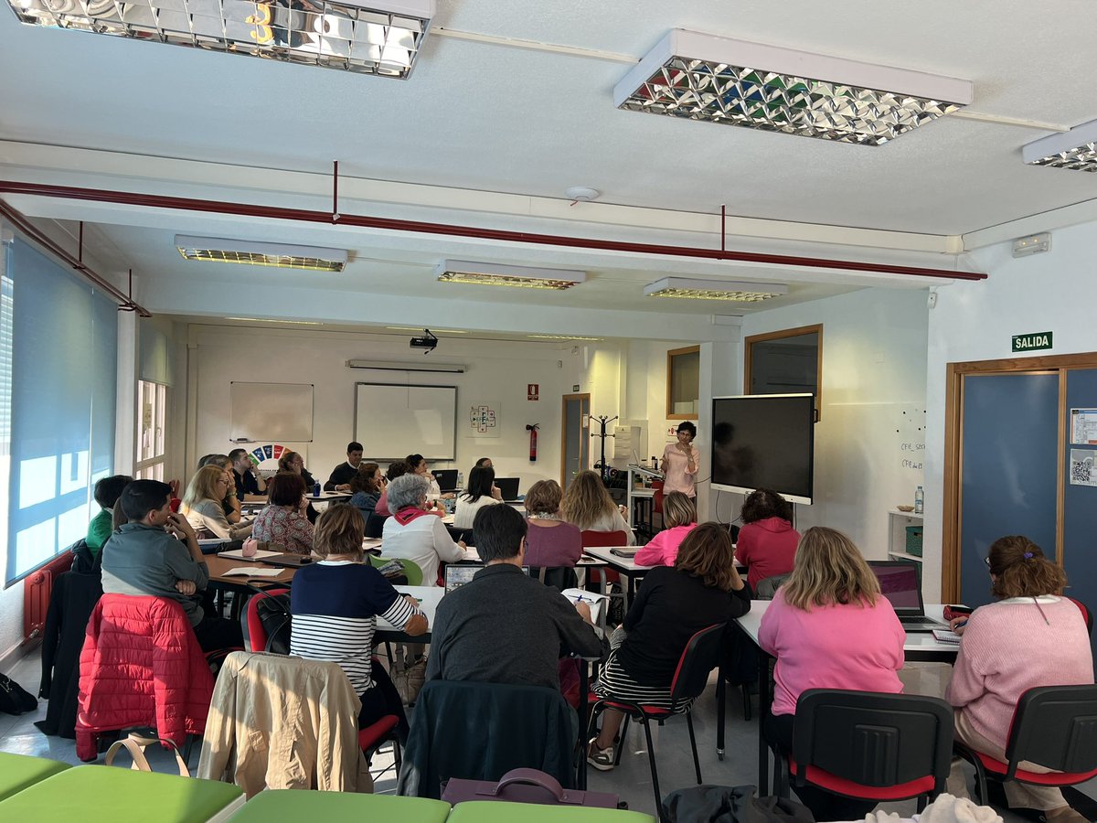 CFIESAleng's tweet photo. Estamos en el aire con Antonio Hernández y Rosa Rodríguez, los encargados de iniciar el curso de radio escolar: creatividad y comunicación en el @cfiesalamanca #formaciónCyL #TiCyL https://t.co/CMleih2fbh
