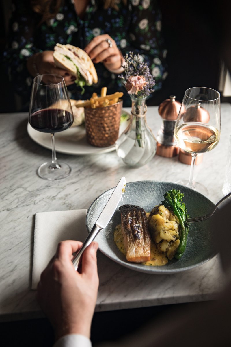 🎷 Jazz Lunch at the Riverview Restaurant! Enjoy live jazz + lunch from 1-5 pm with a special Kids Menu too! Secure your table now 🎶🍽️ 🔗 : loom.ly/iCWaS8o #guinnesscorkjazzfestival #jazzlunch #metropolehotelcork #riverviewrestaurantcork