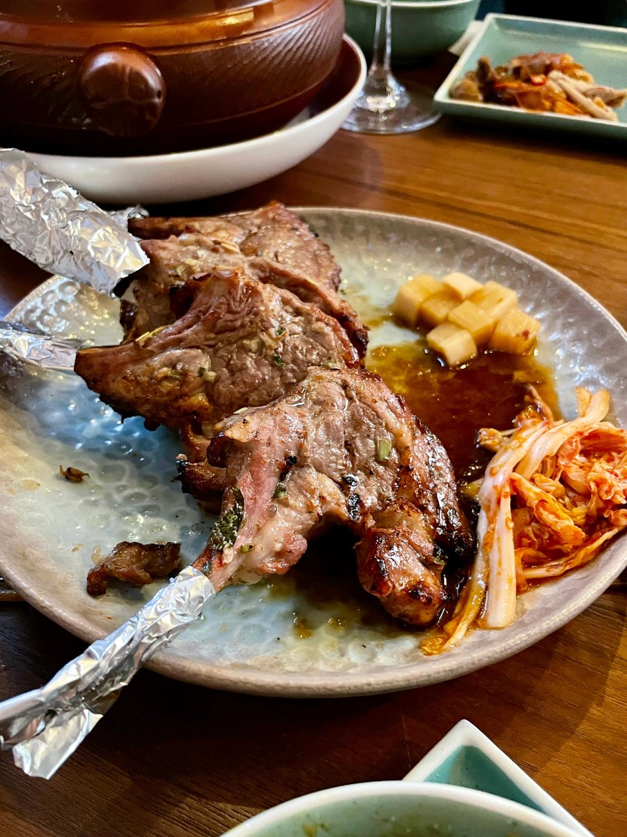 This lunch is an unparalleled gourmet feast with tender lamb chops, fresh vegetables and crispy nuts.