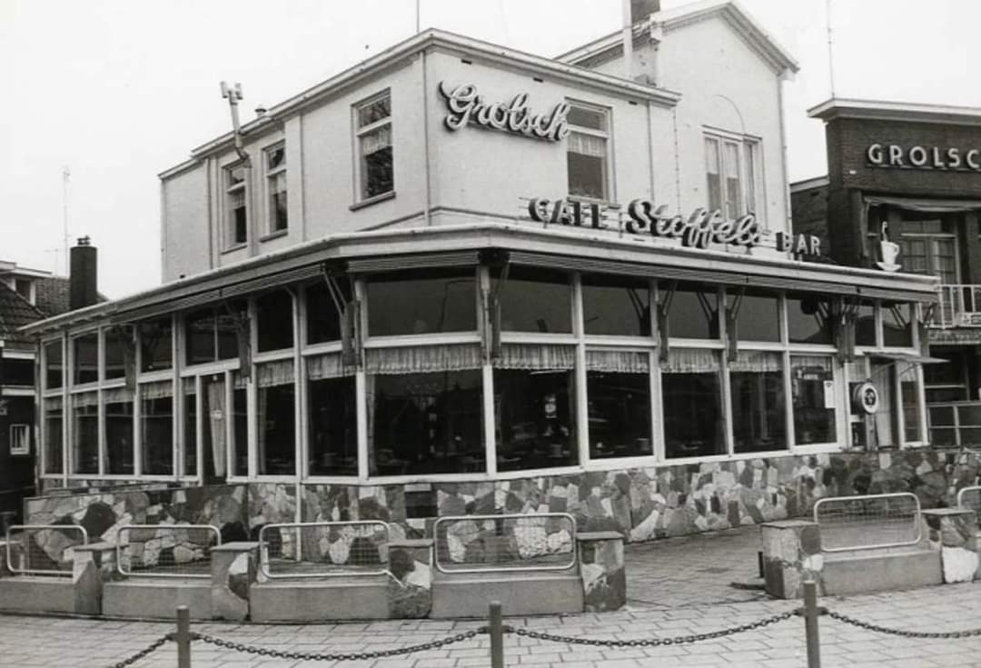 carolie06451008's tweet photo. Wij waren ongeveer 15 jaar oud,toen kochten wij hier altijd een biertje voor 1 gulden en dat waren pas  mooie tijden.Toen vroeger ze niet naar je ID😂.#Stoffels #Apeldoorn https://t.co/iM59fDaM4B