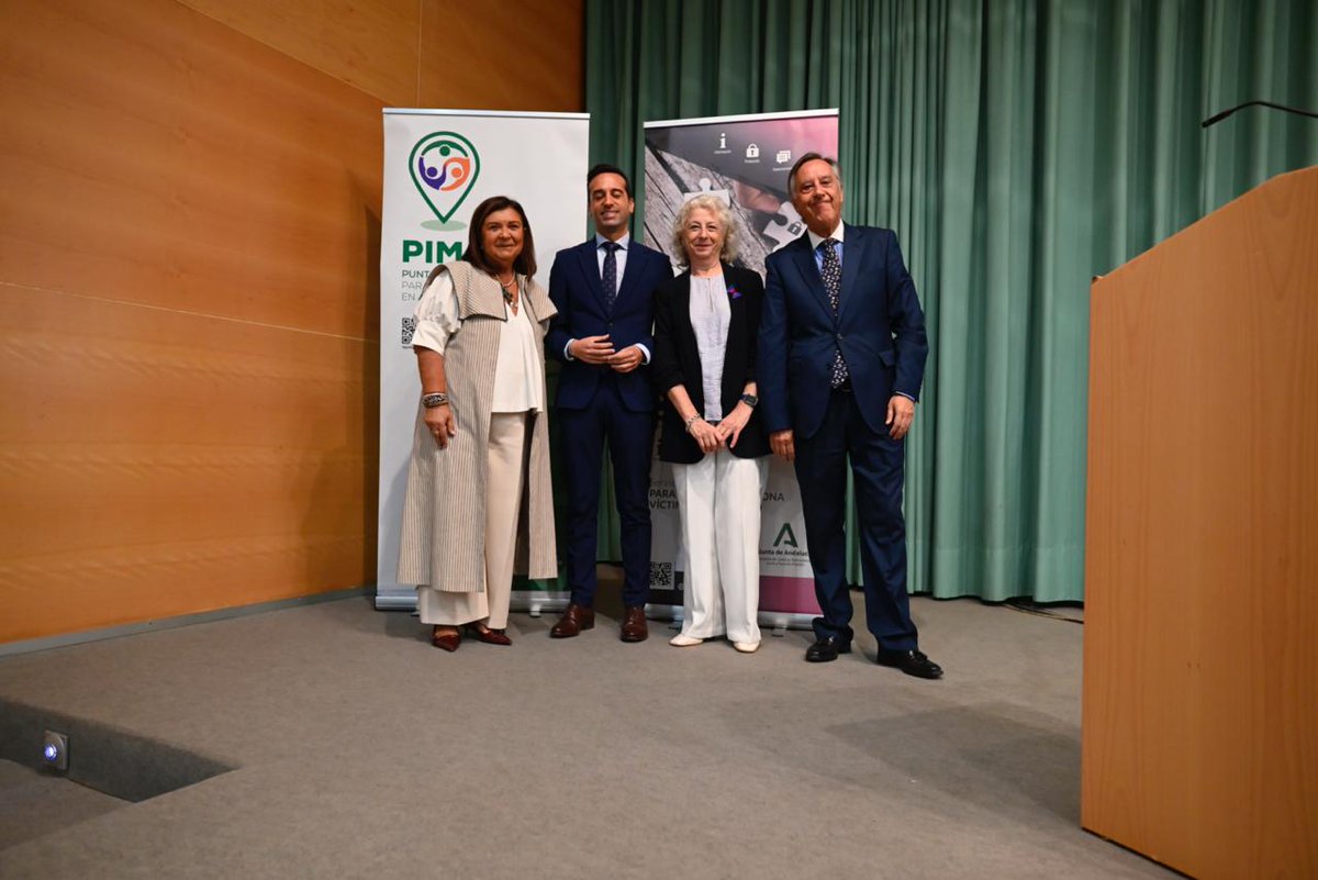 JusticiaJunta's tweet image. El director general de Justicia Juvenil y Cooperación, Esteban Rondón, y la delegada de Justicia en #Huelva, Carmen Céspedes, han explicado estas medidas durante las I Jornadas Internacionales de #Victimoasistencia, organizadas por Atemis, que gestiona el SAVA en la provincia.