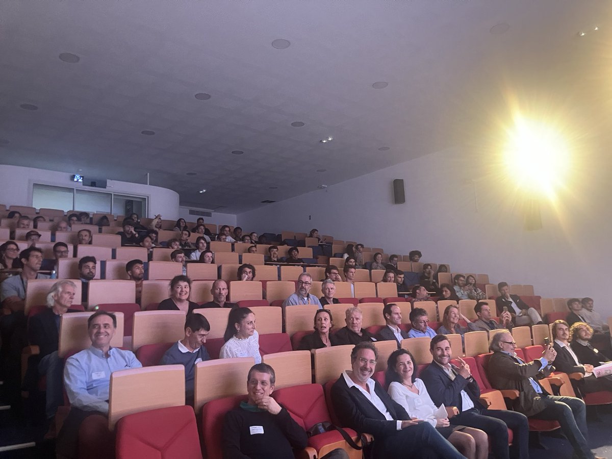 colombi_teX's tweet photo. #NaN @TelecomValley : salle comble pour cette soirée azuréenne consacrée à IA et enjeux d’entreprise avec plein d’ateliers d’intelligence collective https://t.co/oSq1XPdEst