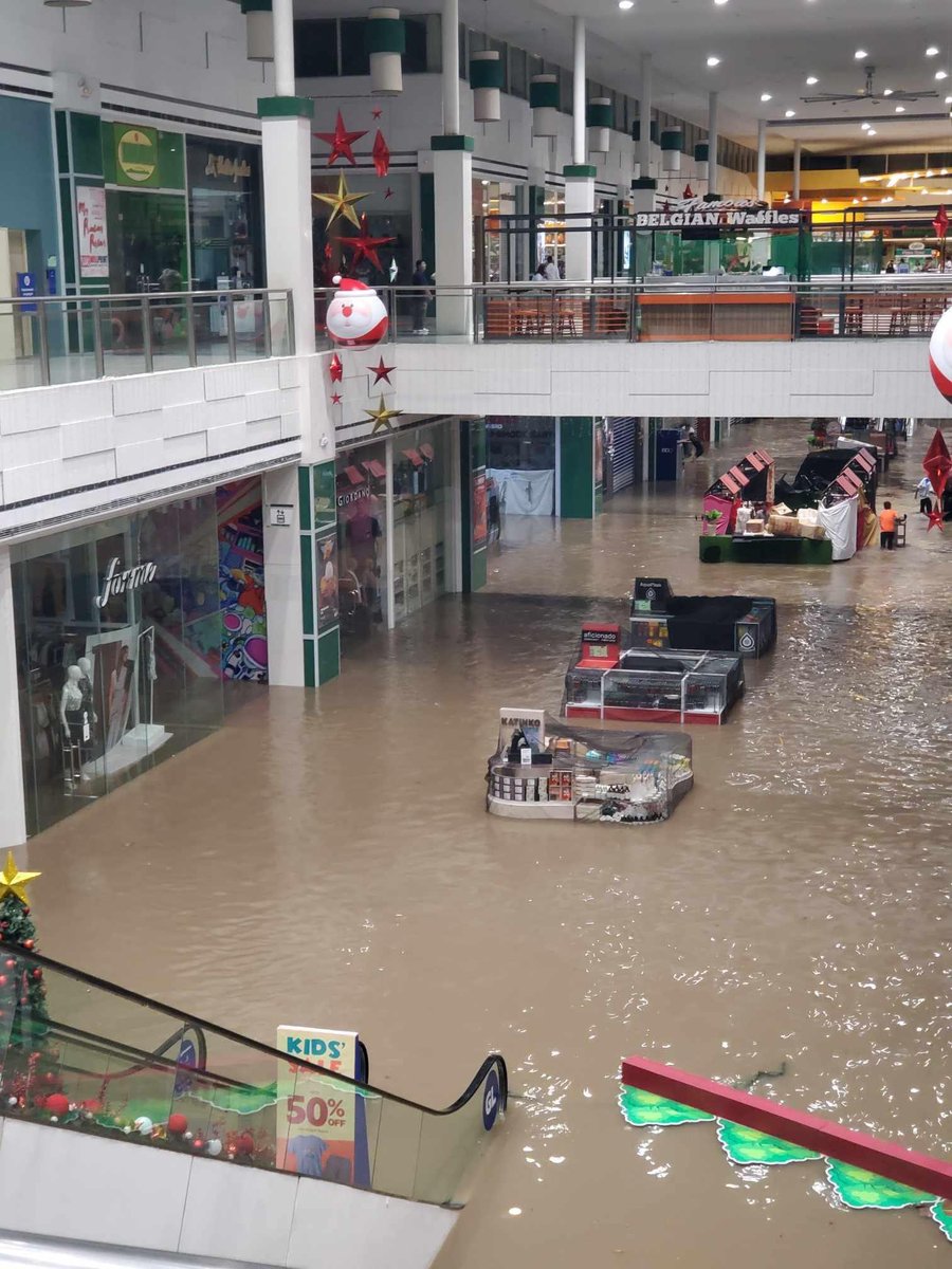 ricci_richy's tweet photo. Inside SM Naga. There are people stranded at the second floor of the mall. #KristinePH https://t.co/4dnNChhleT