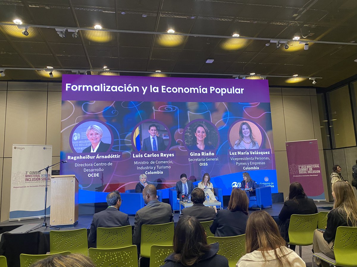 “42.5% of households in Latin America and the Caribbean are fully reliant on the informal economy.” <a href="/REArnadottir/">Ragnheiður Elín</a> opens the session on Formalisation and the Grassroots Economy at the 3rd Ministerial Summit on Social Inclusion in Bogotá 🇨🇴 <a href="/OECD_LAC/">OECD LAC</a> #InclusíonSocial