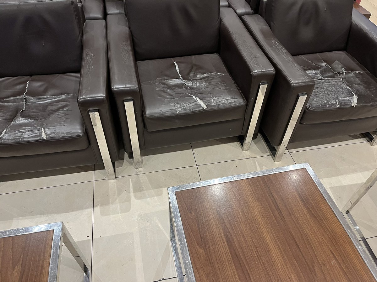 oblap99's tweet photo. ¿Sala VIP del aeropuerto en este estado? https://t.co/9XPmrWgzxy