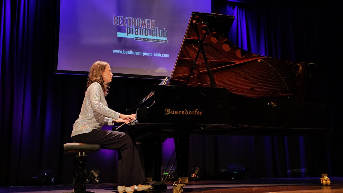 moving_classics's tweet photo. Ich hatte die wunderbare Gelegenheit, an einem einzigartigen Konzertabend Beethoven Pianisten Club in Bonn von Susanne Kessel teilzunehmen #BeethovenPianistenClub #SusanneKessel #Inspiration #Klaviermusik #NewPianoMusic #MovingClassics #KlassikundModerne #ContemporaryPiano https://t.co/zGSxKGlnfp