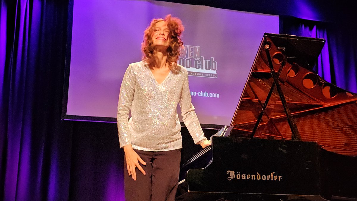 moving_classics's tweet photo. Ich hatte die wunderbare Gelegenheit, an einem einzigartigen Konzertabend Beethoven Pianisten Club in Bonn von Susanne Kessel teilzunehmen #BeethovenPianistenClub #SusanneKessel #Inspiration #Klaviermusik #NewPianoMusic #MovingClassics #KlassikundModerne #ContemporaryPiano https://t.co/zGSxKGlnfp