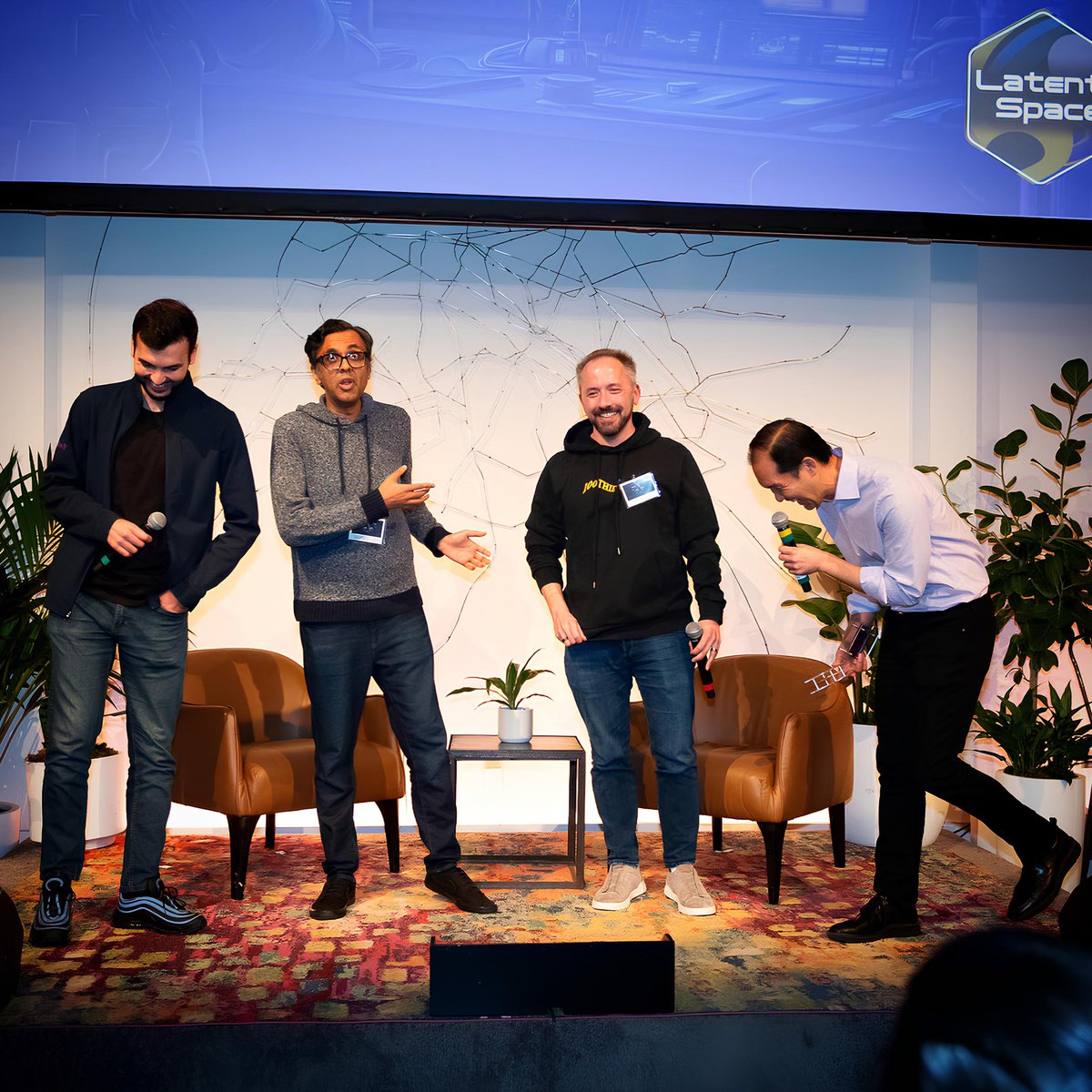 hnshah's tweet image. Last Tuesday, October 15th, Dropbox announced it acquired Nira, the company I co-founded four years ago.
The next day, I was on stage at the AI Pioneers Summit with @drewhouston and @jonsakoda.
Talk about a packed 48 hours.
Our journey at @niradotcom began with a vision to…