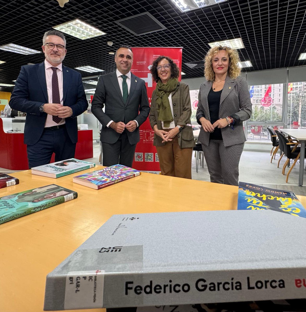 Francis Rodríguez (@franalhendin) on Twitter photo 🫱🏻🫲🏽Encuentro en el <a href="/InstCervantes/">Instituto Cervantes</a> de Pekín con su directora Isabel Cervera
#GranadaLlenaDeVida 🫱🏻🫲🏽Encuentro en el <a href="/InstCervantes/">Instituto Cervantes</a> de Pekín con su directora Isabel Cervera
#GranadaLlenaDeVida
