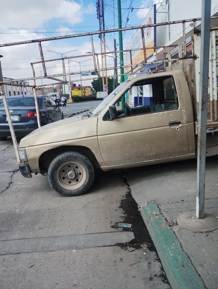 PedaleandoSLP's tweet photo. Tranquilos mis compadres del número 5369 en la Av. Himno Nacional, invadiendo la banqueta y la ciclovía

Atiendan @JA_VillaG @SSPCSLP https://t.co/7WE5esDPvU
