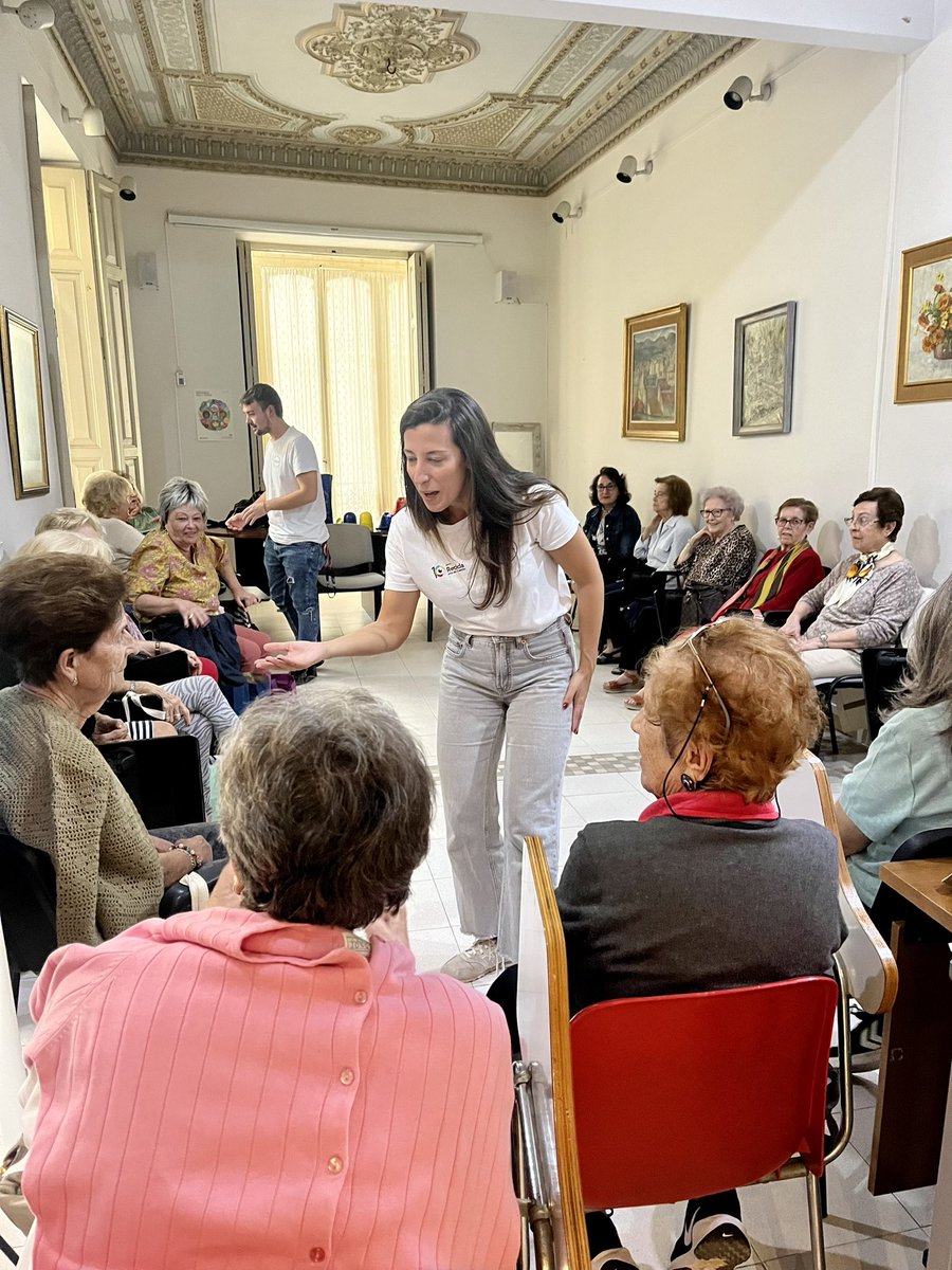 Esta tarde en colaboración con <a href="/ecoembes_com/">Ecoembes Comunica</a> los formadores de @Reciclaconlos5S han impartido en nuestra sede de #Valencia el taller “Risiclatge:excuses per a no reciclar” #reciclar #concienciacion #economiacircular