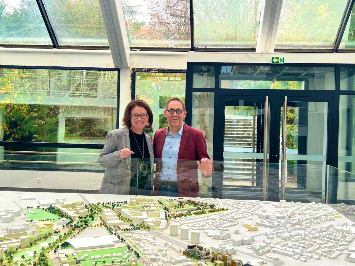 Eddie AIT (@ait_eddie) on Twitter photo Ancienne ministre, <a href="/SylviaPinel/">Sylvia PINEL</a> était en visite à Carrières-sous-Poissy ce mardi 22 octobre pour échanger autour des problématiques relatives au #logement et à l’égalité des #territoires. Ancienne ministre, <a href="/SylviaPinel/">Sylvia PINEL</a> était en visite à Carrières-sous-Poissy ce mardi 22 octobre pour échanger autour des problématiques relatives au #logement et à l’égalité des #territoires.