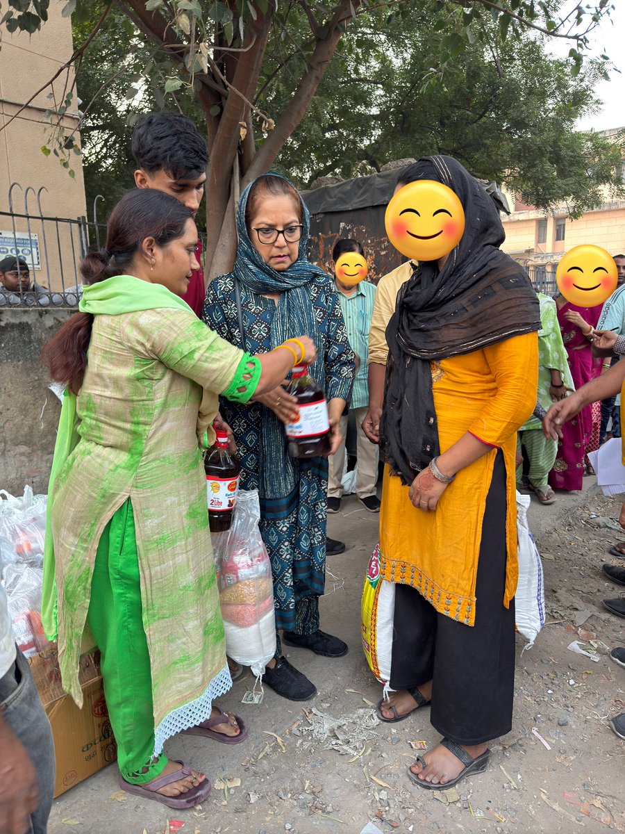 SewaIndia_'s tweet photo. Alhmdullilah we gave away ration kits to families in need in Delhi today. In Islam, we’re encouraged to support one another, and it’s always a blessing to help. Small acts of kindness can bring big relief. 

Together, we can spread hope and kindness💙 

#GivingBack #HelpingOthers https://t.co/qZNy58dx8J