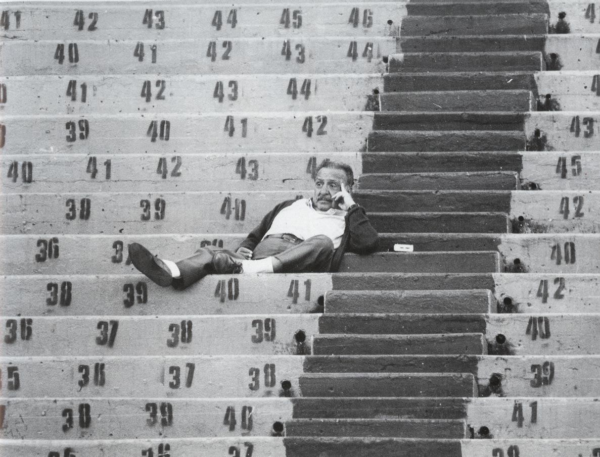 Hace 40 años los estadios eran estadios. 
Lejos estaban de ser clubes para directivos en situación de obesidad y, menos, centros comerciales. Eran escenarios unipropósito: fútbol y ya. Si acaso atletismo o ciclismo en la pista, pero no más.

Recordemos los tradicionales. 
🧵