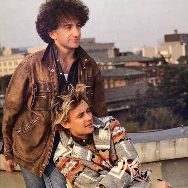 aqueenofmagic's tweet image. Friends! #RogerTaylor #JohnDeacon