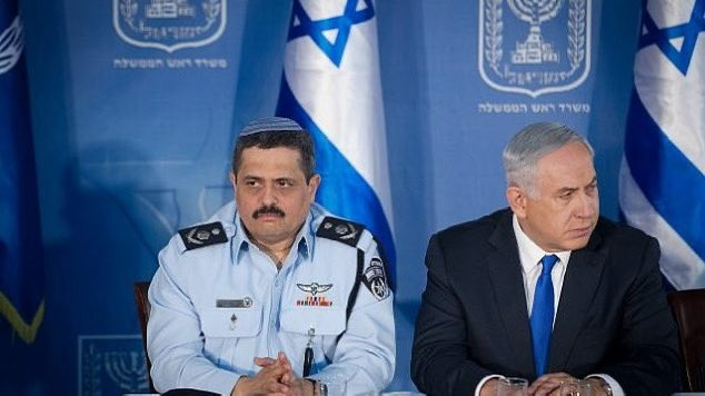 قائد شرطة إسرائيل السابق روني الشيخ :

أطالب باستقالة نتنياهو بسبب تهم فساد كبيرة أشرفت بالتحقيق عليها .
—-
روني الملقب بالثعلب من مواليد صنعاء 1963 وكان يعمل سابقاً في جهاز الشاباك .