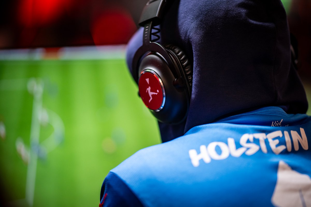 Packendes Match zwischen Kiel und Paderborn! 🍿

Das 2v2 endet mit 2:3 für Paderborn - im ersten 1v1 gibt es ein Remis. Jetzt entscheidet das zweite 1v1 – wer schnappt sich den Spieltagssieg? ⚡ 

💥 twitch.tv/vbl_official

#VirtualBundesliga #VBLCC #WOWVBL