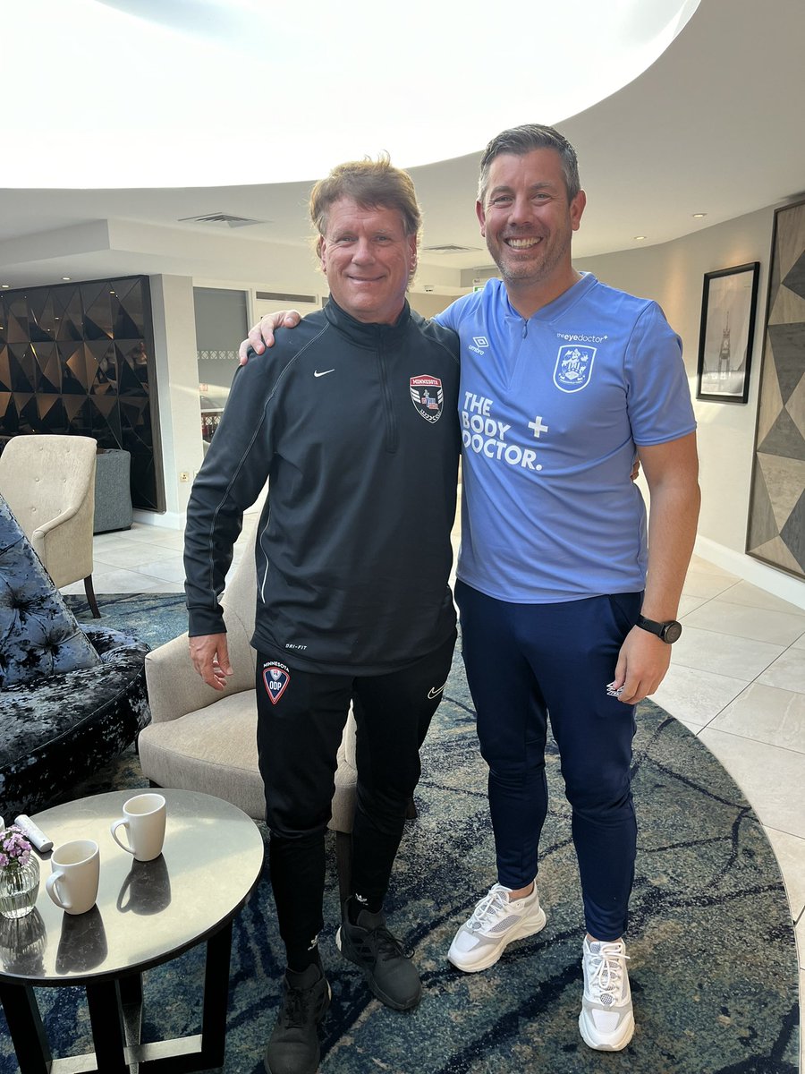 Pre game catch up with my old mate Andy Quy GK Coach Huddersfield Town at their team base before playing Wrexham FC tonight!
#Chester #HuddersfieldTownFC #WrexhamFC