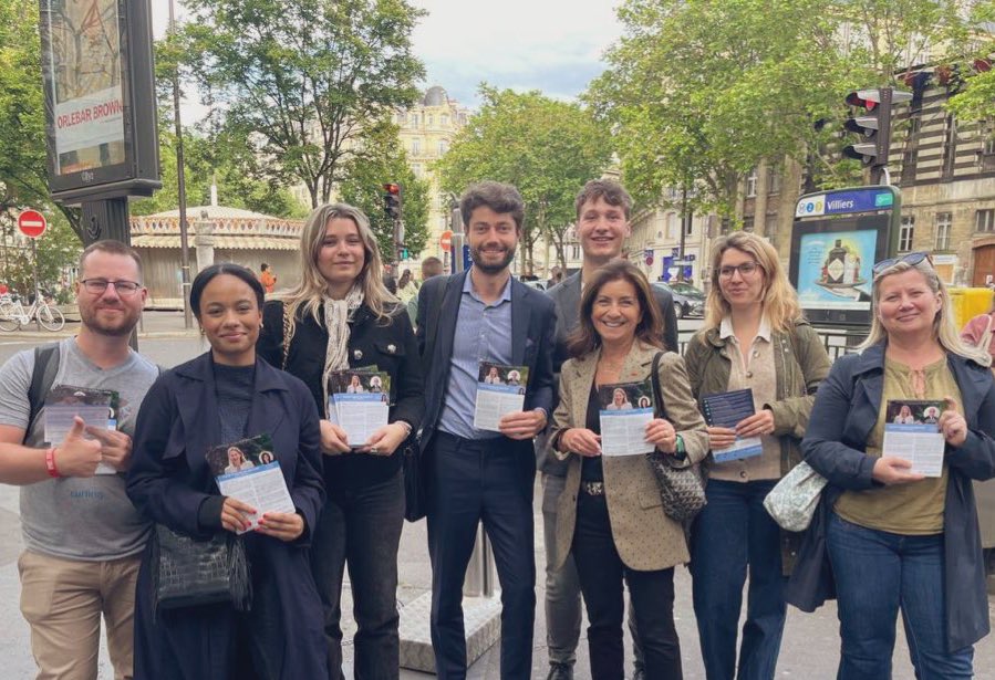 Élue avec <a href="/AstridPanosyan/">Astrid Panosyan-Bouvet</a> cet été, <a href="/EmmanHoffman/">Emmanuelle Hoffman</a> devient aujourd’hui députée des 16ème et 17ème arrondissements de Paris !

Bonne rentrée, Madame la députée 😉

#Circo7504 #Paris16 #Paris17