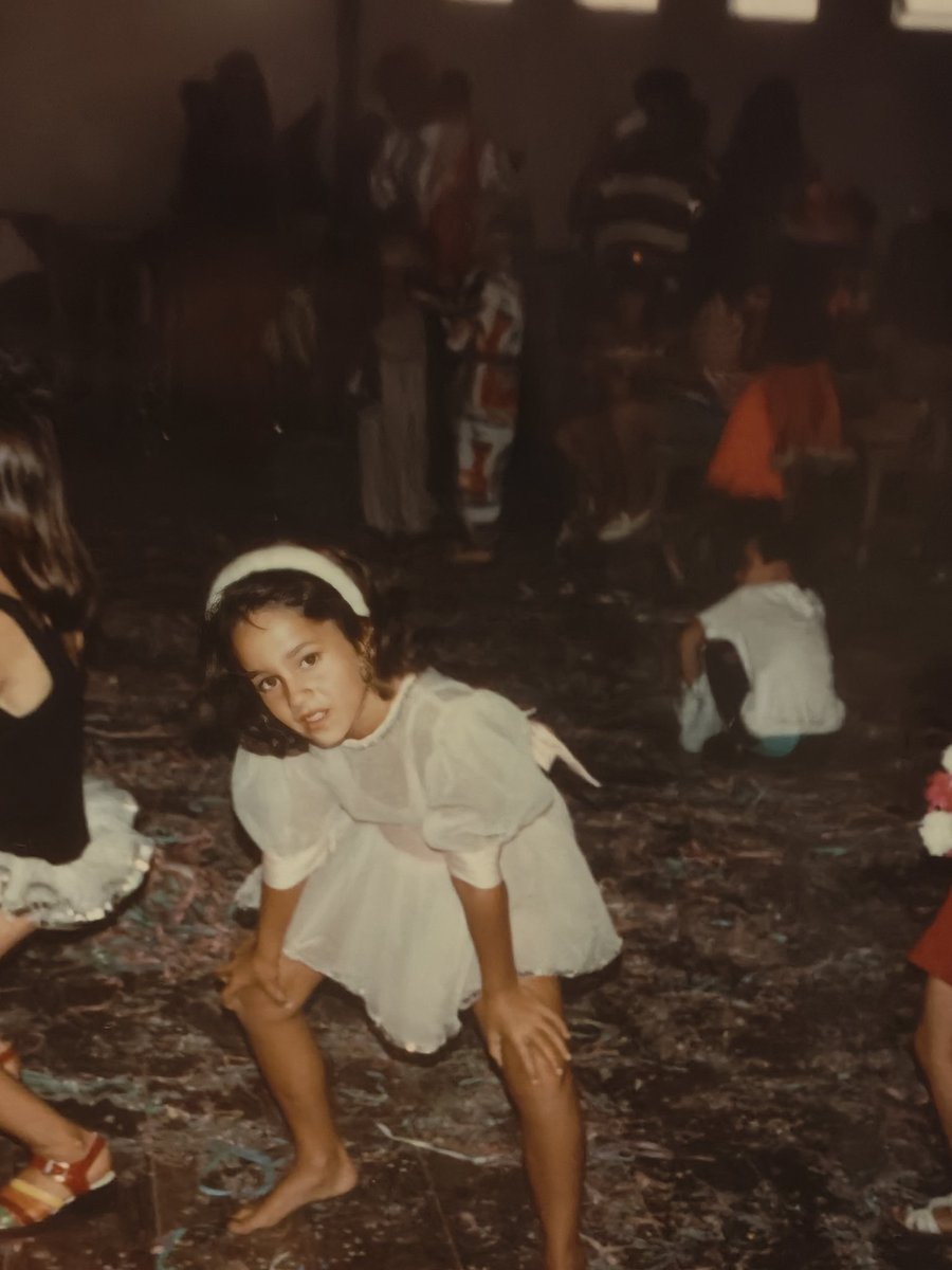 Esses dias eu sofri uma humilhação sem tamanho!

meu esposo que é gringo viu uma foto minha criança dançando no carnaval e falou "this look like a white twerk"

Parece mesmo 🥲