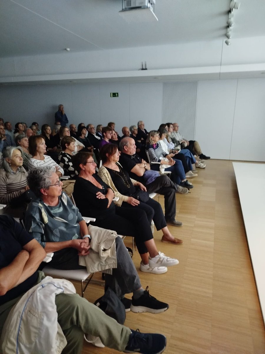 atriumartis's tweet image. Ara.Aqui.Avui conferència de @miqueldelpozo a la @bprahola plena de gom a gom una vegada mes dins el cicle #postscriptum