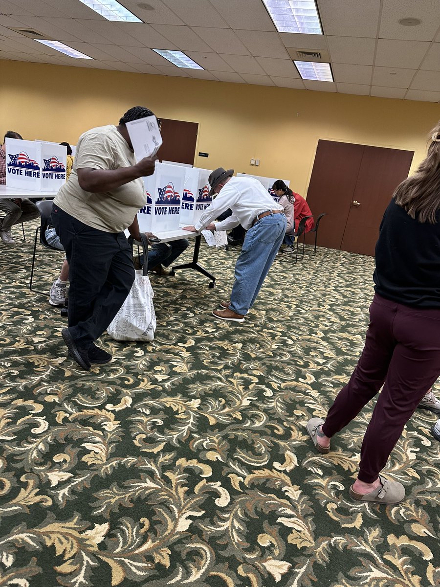 Zekfest's tweet photo. @STLpubLibrary Carpenter branch ~45 mins to vote 

1st day of no excuse absentee early voting in St Louis https://t.co/qbKULXZx8x