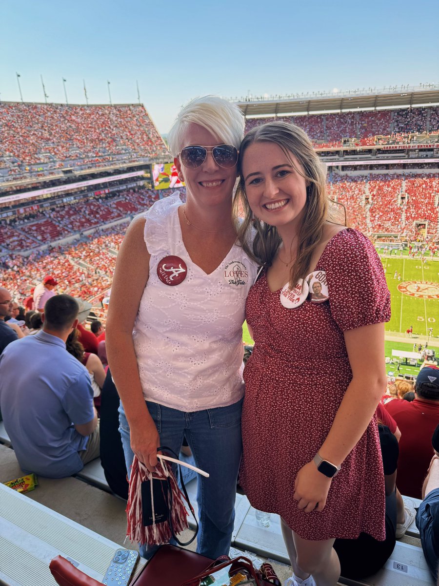 sydneycle31's tweet photo. I’m a college student and Indiana native who will be home in Indy next week, grew up watching the Colts, love Taylor and her opener Gracie Abrams, and am a football fan! And I have my first med school interview next week so this would be the perfect way to celebrate #ForTheShoe https://t.co/EEoogbEuSi