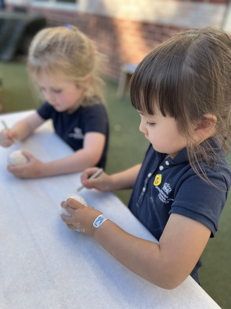 BISB_School's tweet image. #BISB Reception (pre-school) started their new IEYC (International Early Years Curriculum) topic of Dinosaur Detectives. They had fun finding eggs inside a dinosaur cave and digging into the eggs to discover what dinosaur they had inside!