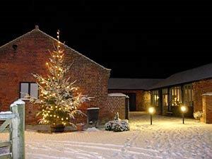 🎄 Christmas at Cranmer ❄️ 
We have limited Christmas availability in our cosy cottages, such as Owl, Wagtail &amp; Tern

Our #Christmas holiday cottages are decorated with a tree &amp; all the trimmings, just add your own festive fun! 
Book here
norfolk-luxury-cottages.co.uk/christmas-book…

#norfolk