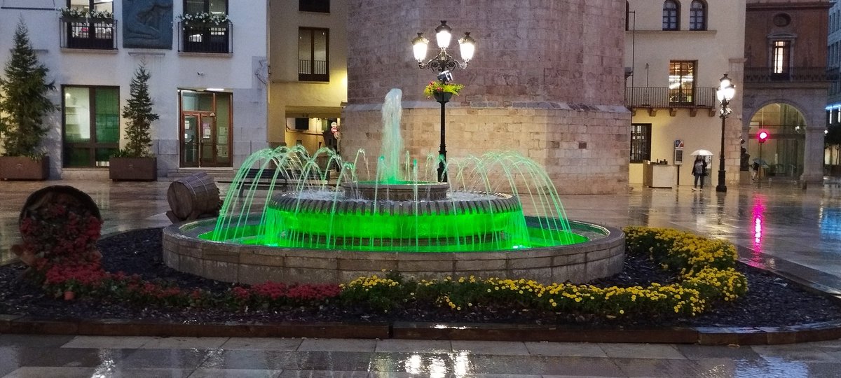 pilar_monton's tweet photo. Hoy la fuente de la plaza Mayor de Castelló de la Plana brilla por vosotros. @PhelanMcDermid @AjuntCastello https://t.co/VcyMW8LSlw