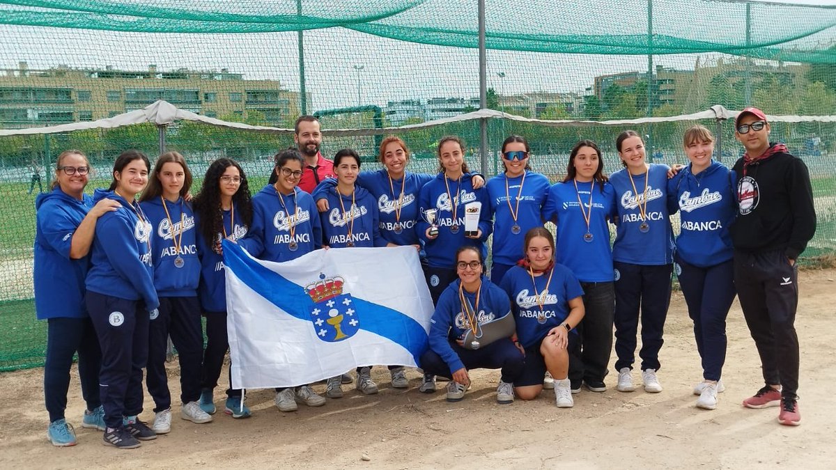 CBSCambre's tweet photo. Ayer terminó en el terreno de juego de Zaragoza de la mano del @cbmiralbueno, el Campeonato de España Sub-18 de sófbol!! 🙌🏼

Muy orgullos@s de nuestras chicas por el torneo tras conseguir el 10° puesto!! Y felicidades. Sara Expósito por ser la MEJOR BATEADORA del campeonato!! 💪🏼 https://t.co/zH0wNo5Dcp