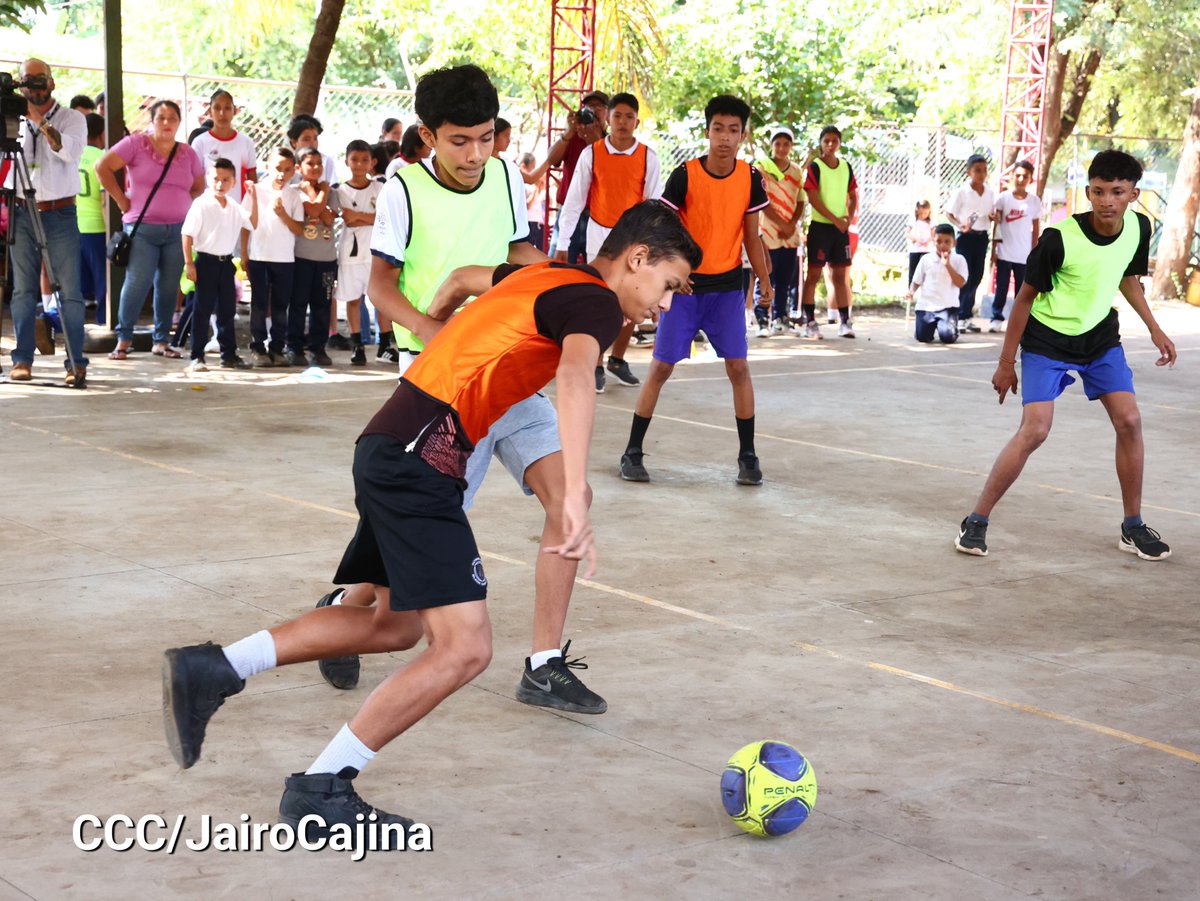 minednicaragua's tweet photo. Desde el Centro Educativo Los Cedros, en el municipio de Villa El Carmen, departamento de Managua, se realizaron partidos de exhibición con equipos destacados del programa FIFA For Schools, promoviendo así la práctica deportiva y el desarrollo integral de los estudiantes. https://t.co/tXBhzdfUom