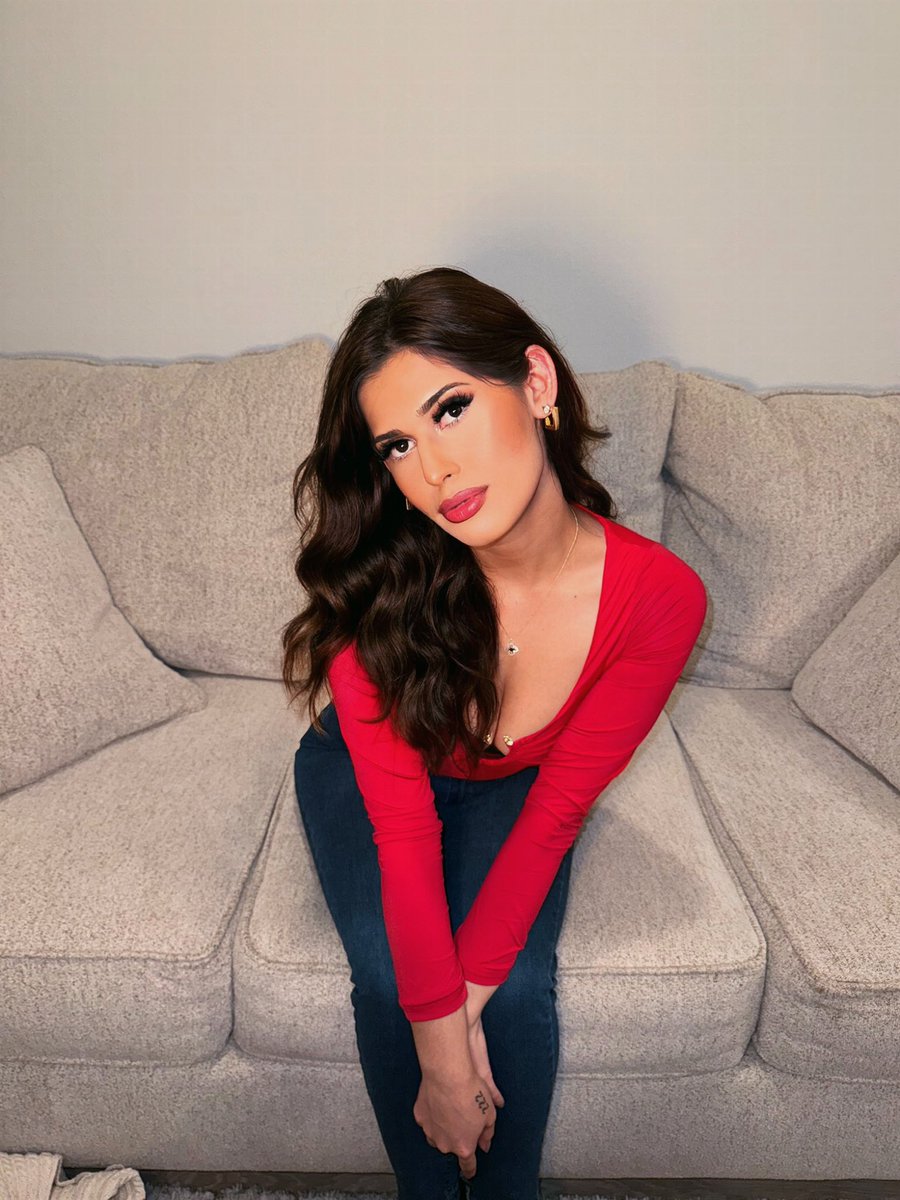 celinetrevinoo's tweet photo. sittin’ pretty ❣️❣️ https://t.co/t8Xl1rrZmy