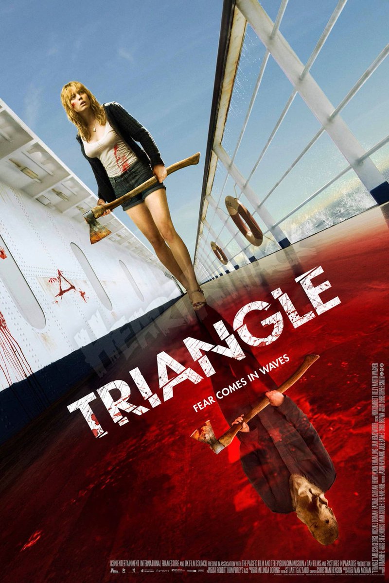 enbocacinefago's tweet photo. ⏲️ Os propongo 5 PELÍCULAS sobre BUCLES TEMPORALES. Sigue hilo ⬇️

TRIANGLE (2009): Jess, camino al puerto, atropella a una gaviota. Cuando llega al yate, donde la espera un grupo de amigos, siente que algo va mal. No tarda en desencadenarse una tormenta que obliga al grupo a abandonar el yate para subir a otro barco, en el que Jess tiene la sensación de haber estado antes. El barco parece desierto, pero no están solos.