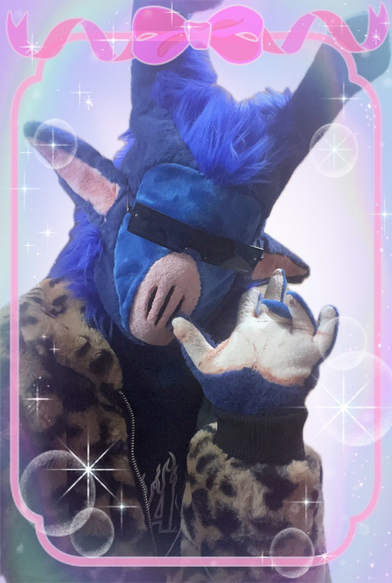 ✨teehee✨

Suit is by: @/DragonFoxDemon