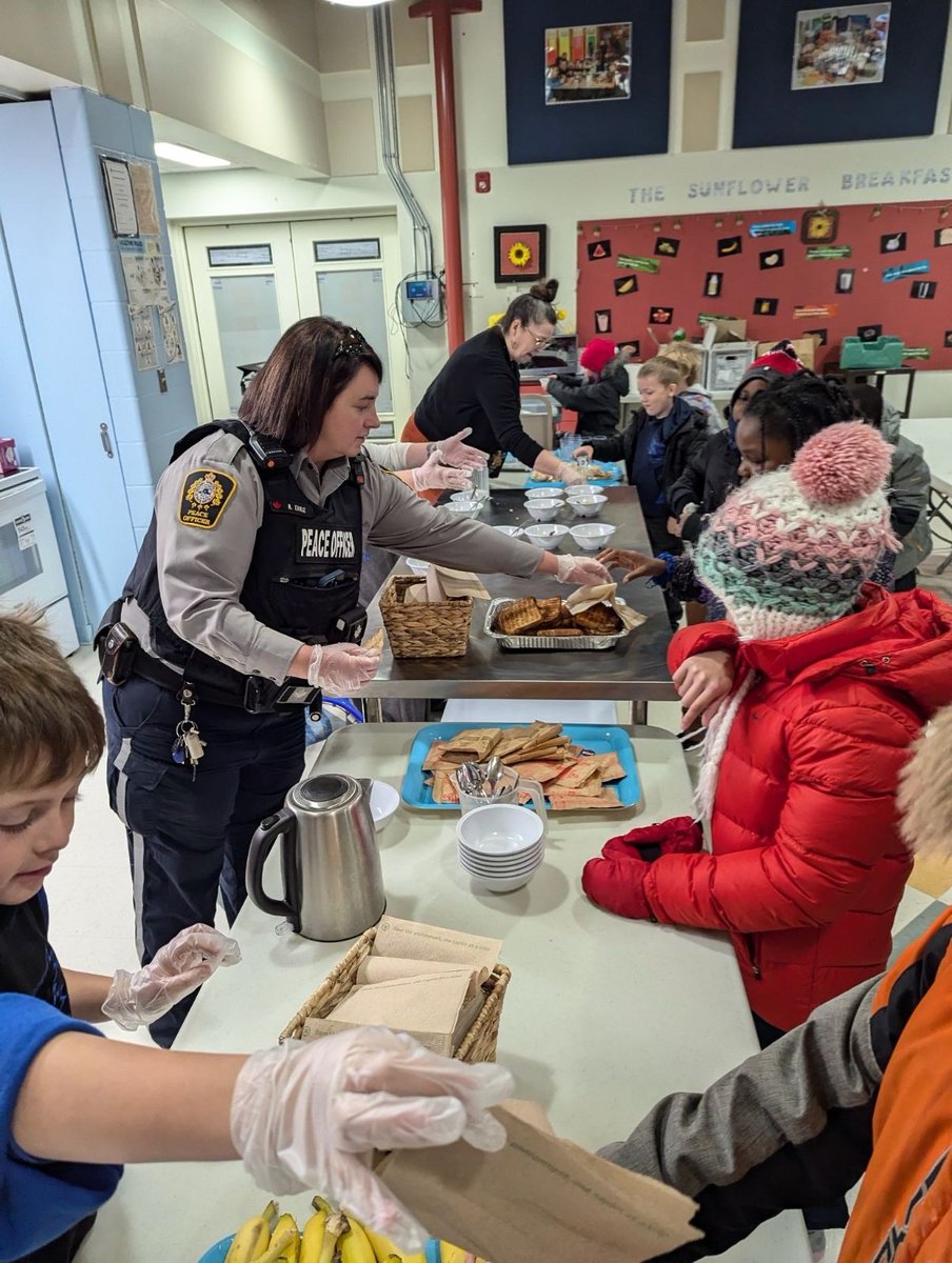 DrClarkSchool's tweet image. Peace Officer Earle assisting Ms. Svensson, Ms. McIntosh, and Mrs. Bentley this morning serving for our #BreakfastProgram #ymm @FMPSD