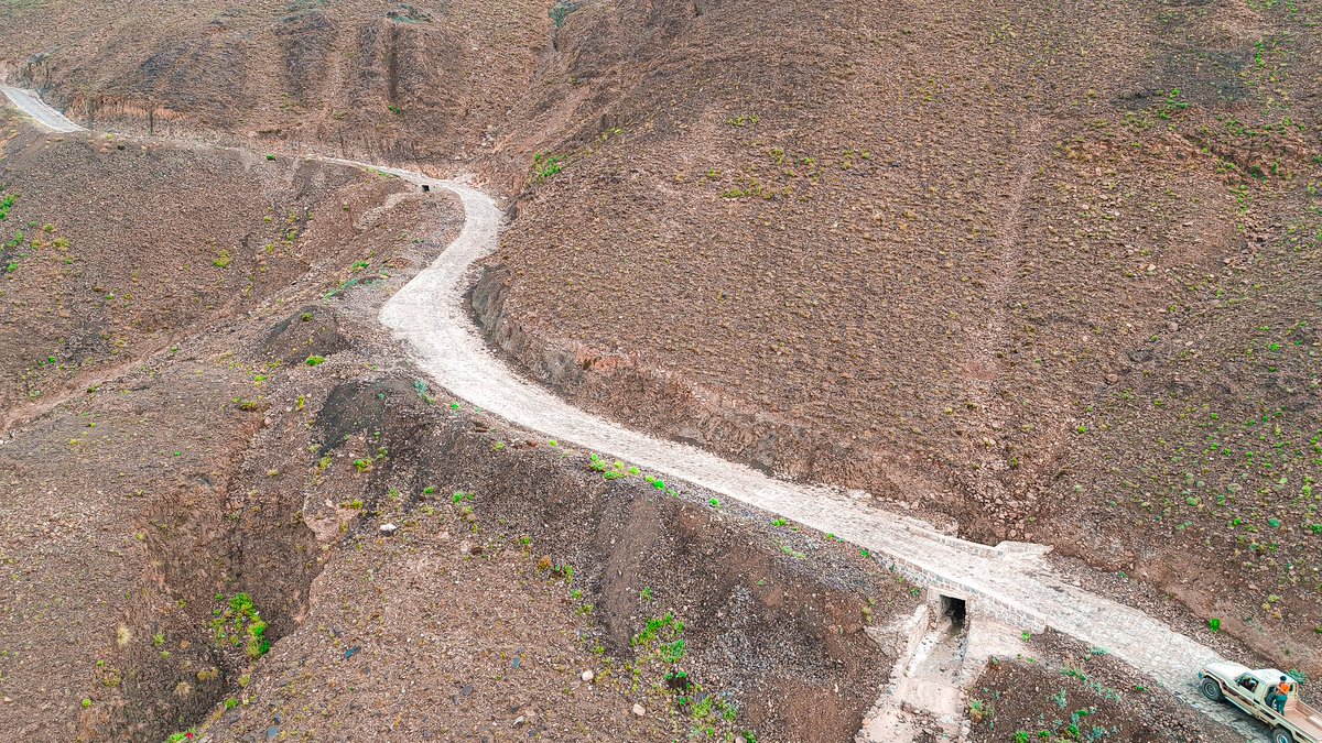 تُعد المبادرات المجتمعية في إنشاء ورصف الطرق الريفية مشروعًا لحياة جديدة، حيث تفتح الطريق أمام تنمية شاملة في جميع المجالات. فكل طريق يُعزز حركة التنمية ويُسهم في تحسين معيشة المجتمعات لأنها الشريان الحقيقي لوصول باقي الخدمات.

#مديرية_الرياشية - #محافظة_البيضاء🇾🇪