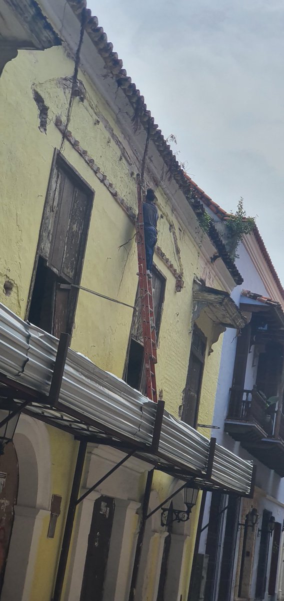 RMFABOGADOS's tweet photo. @dumek_turbay @AlcaldiaCTG @secinteriorctg @ConcejoCTG el día de hoy 22 de octubre siendo las 11 am, este trabajador sin ningún tipo te protección realiza trabajos a este inmueble, señor alcalde @dumek_turbay siguen los propietarios en el Centro Histórico violando la norma. https://t.co/nwlVbRDUgt