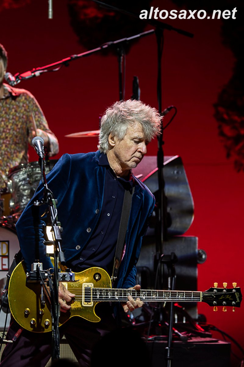 AltosaxoMusic's tweet image. Neil Finn of Crowded House performs live at Koninklijk Circus in Brussels, Belgium on October 19, 2024. #CrowdedHouse 
ALTOSAXO Music Apparel 
altosaxo.net