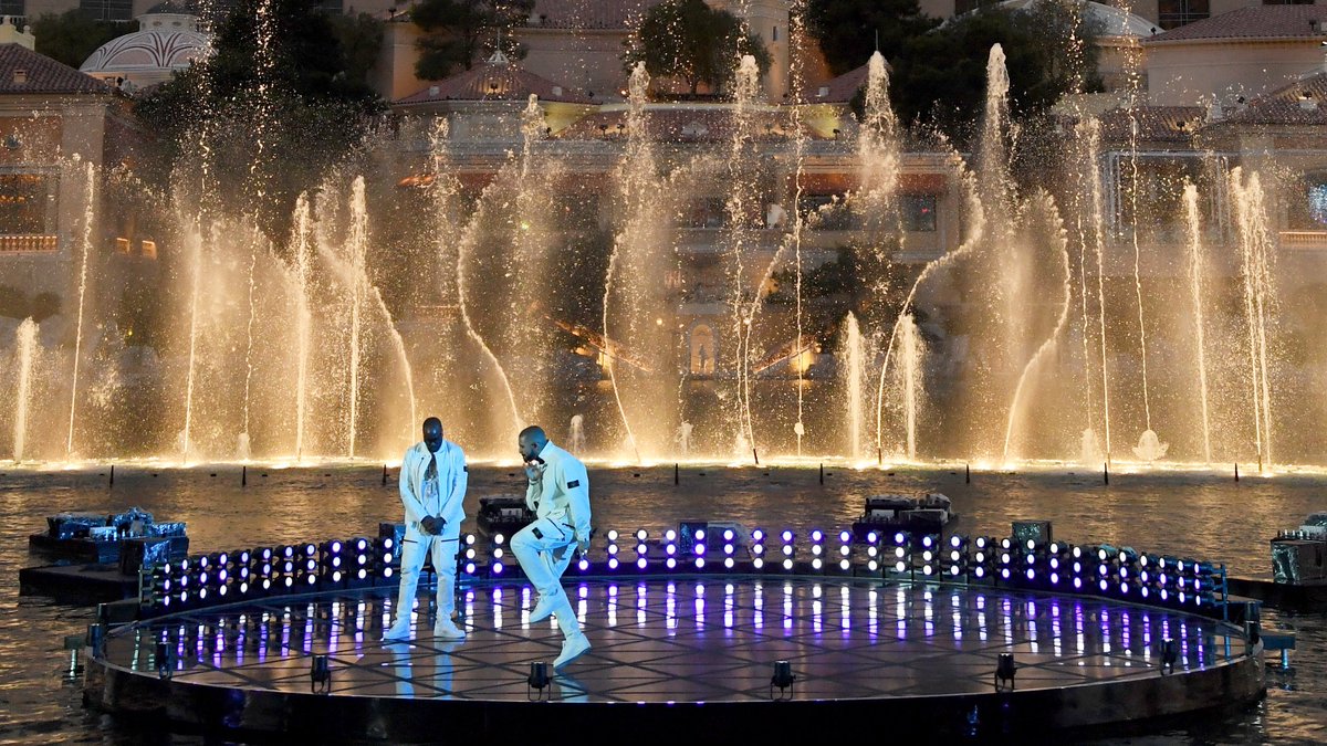 BBMAs's tweet photo. Dropping some 🆒 past #BBMAs performance photos because why not? https://t.co/XgVLNvHMvK