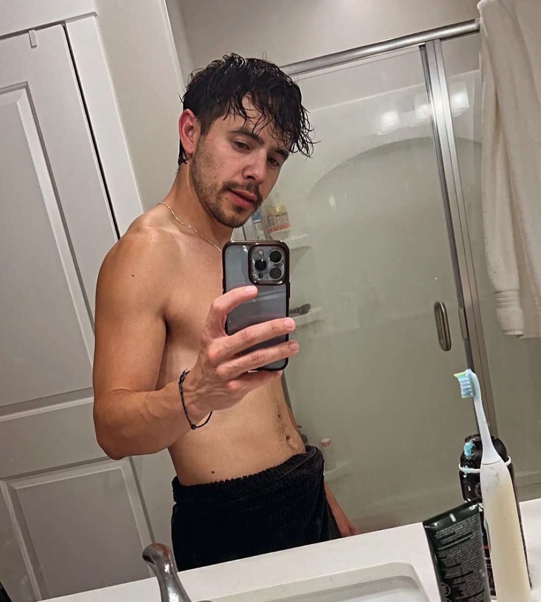 PopTingz's tweet photo. David Archuleta comes out as a top in new TikTok. https://t.co/l9baAQiI54