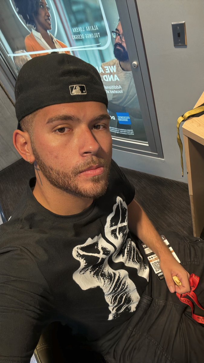 rol1sroyce's tweet photo. the fanboy                              the wrestlers https://t.co/hA13cJAWnm