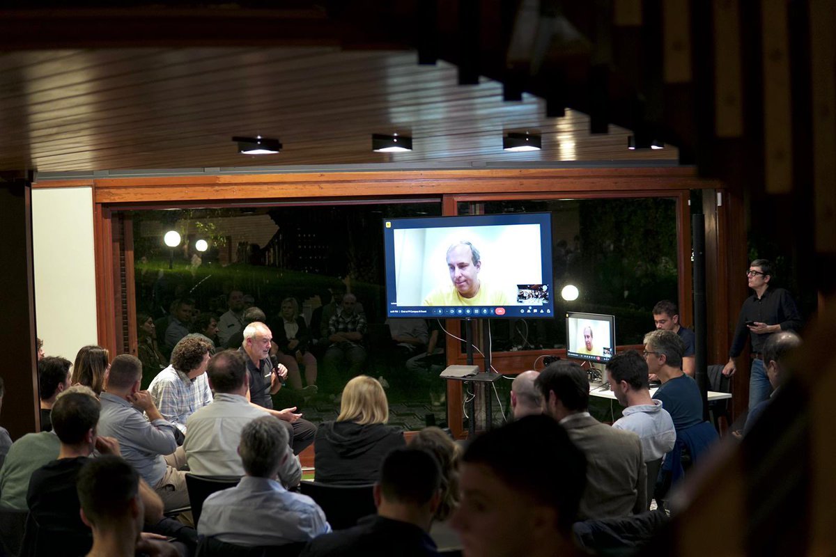 PiCampusRome's tweet image. Glad to welcome the Pizza AI Network to Pi Campus! Tonight, we had a fascinating chat about the future of #AI with @lukaszkaiser, co-inventor of the Transformer, the technology that paved the way for #GenerativeAI. We're all in for an exciting time ahead! 🚀