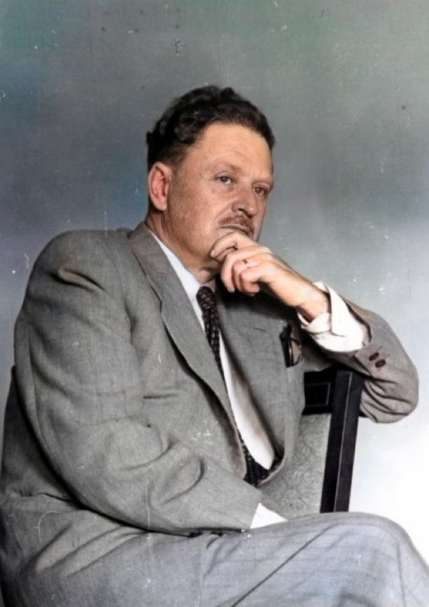 Nasıl öfkelenmem düşündükçe memleketimi?
Çırpınıyor ayakları altında, bir avuç hergelenin. 

Nâzım Hikmet