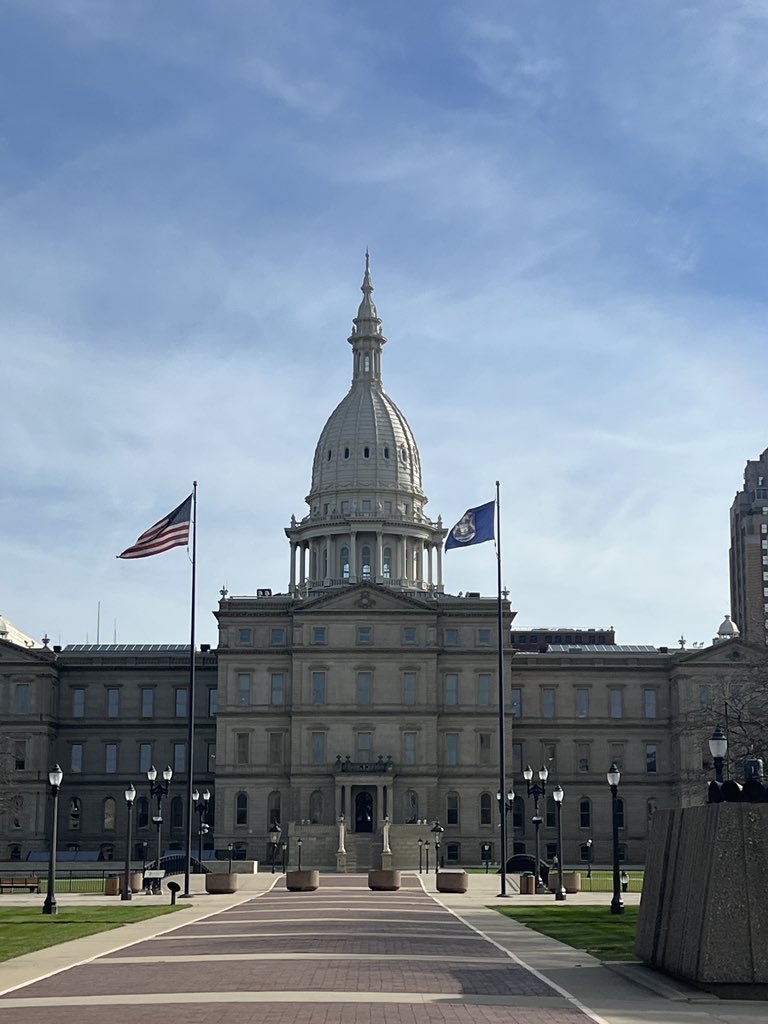 MrRondot's tweet photo. Beautiful day for a field trip to our state capitol building! https://t.co/Ot3m8m7AAj